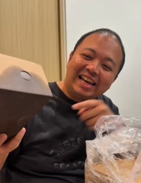 Codeblu review donat Pinkan Mambo. (Instagram @codebluuuu)